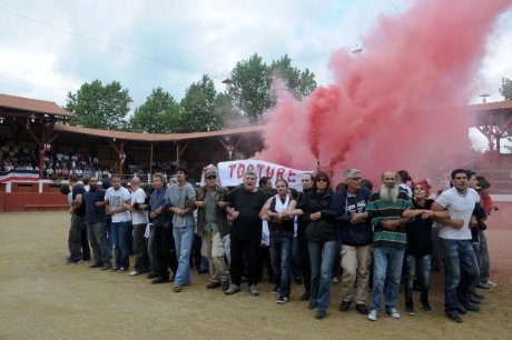 les-manifestants-au-centre-des-arenes_1345418_460x306.jpg