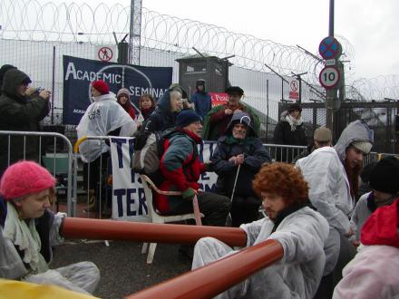 Des manifestants enchaînés sur la route pendant les conférences