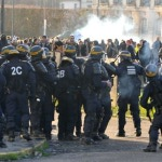 Des CRS défient les manifestants