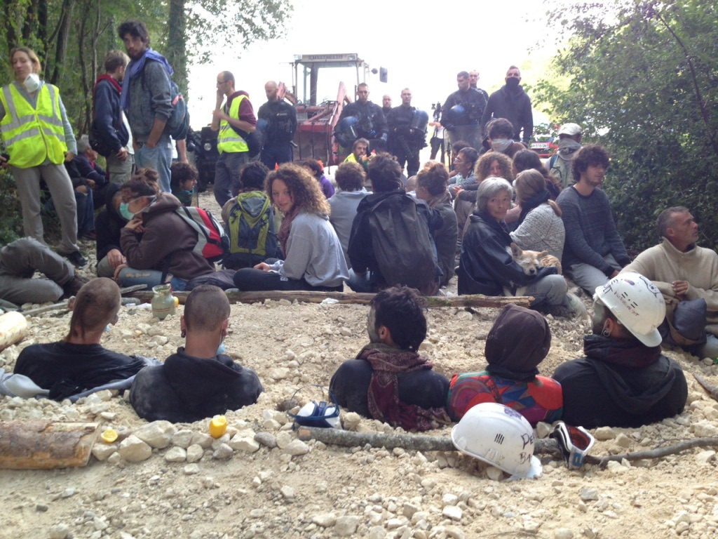 Testet : Blocage des machines par des militants enterrés (2)