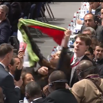 Les Désobéissantes déployent un drapeau de la Palestine lors du congrès de la FIFA